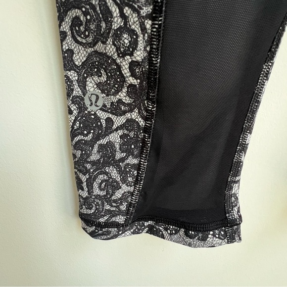 Lululemon Outrun 17" Crop Mini Cinder Lace White Black / Black Size 4 Coquette - Picture 9 of 15